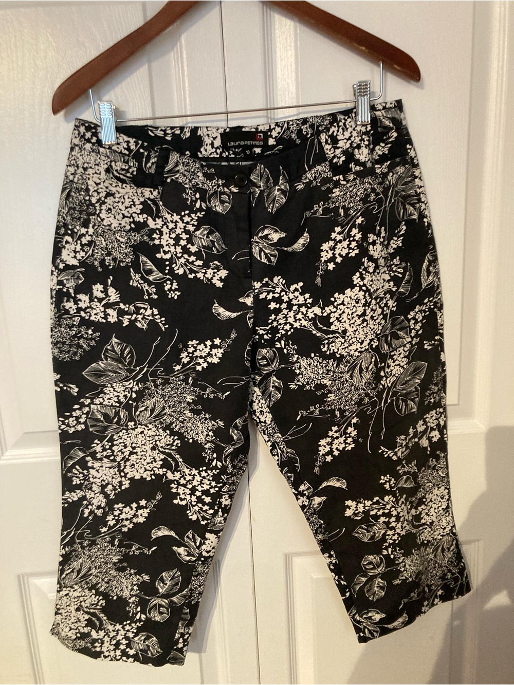 Laura Petite Black & White Floral Capris